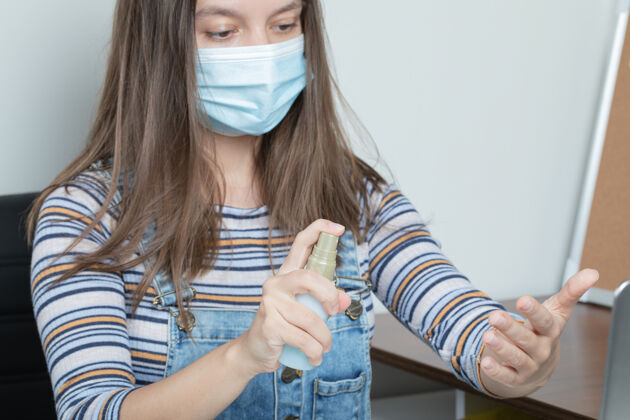 女性女员工使用基本的消毒工具保持办公室无菌治疗女人从业者