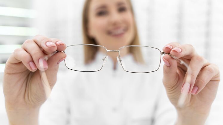 视力在商店工作的员工眼镜光学眼镜特写