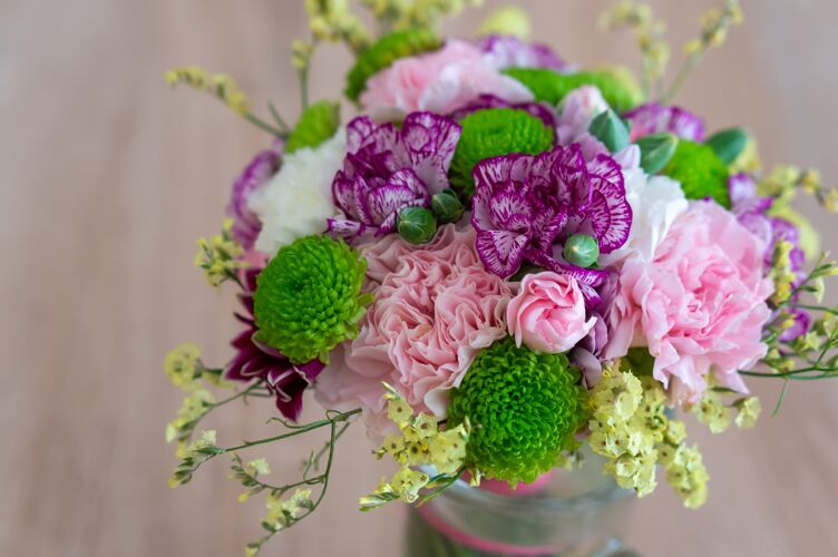浪漫一束美丽的亮白玫瑰花的特写镜头颜色花季节