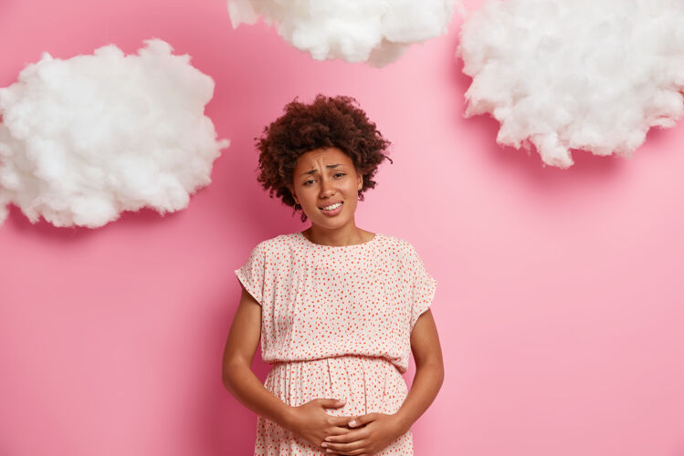 不好年轻不满的孕妇因为宫缩感觉不好 摸到肚子抽筋 腹痛 要生孩子 准备为人父母准妈妈期望怀孕产妇