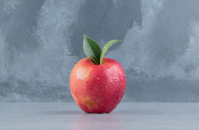 多汁一个美味的苹果陈列在大理石上美味营养健康