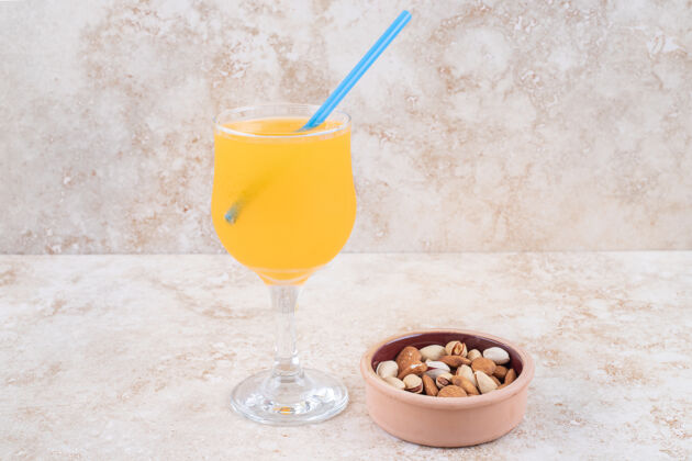 果汁一小碗杏仁 开心果和一杯果汁有机牙粉坚果