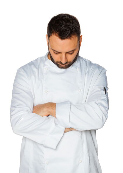 腰部向上年轻的厨师穿着白色制服睡在白色的墙上绿色眼睛烹饪外套