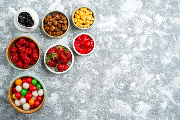 糖顶视图不同的糖果与坚果上的空白胡椒水果顶部