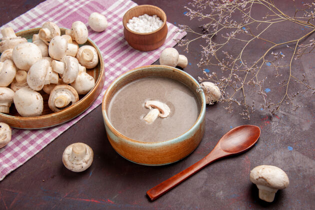 汤匙顶视图美味的蘑菇汤与新鲜蘑菇在黑暗的空间生的餐碗