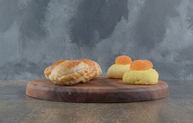 甜点饼干 马梅莱德和小面包在一块板上面包美味美味