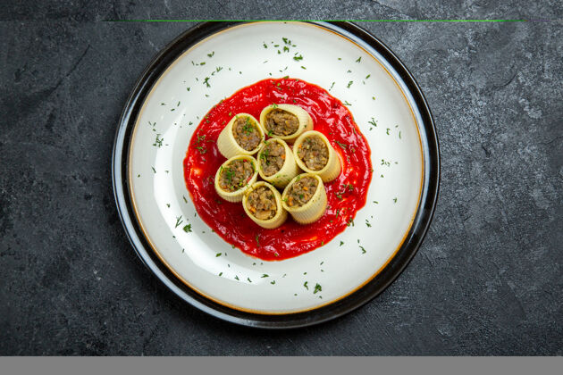 碗顶视图面团与肉切片面团片与番茄酱在灰色空间盘子食物糕点