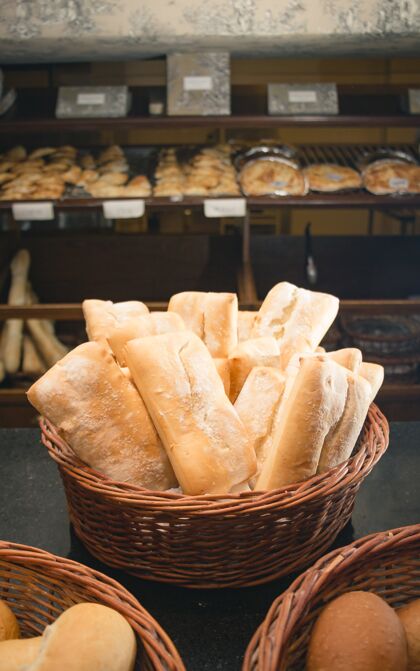 种子在商店的篮子里垂直拍摄面包片谷物市场小麦