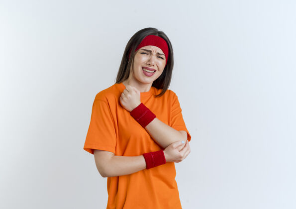 肘部戴着头带和腕带 手放在手肘上的年轻运动女性头带运动型年轻人