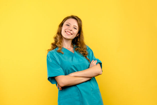 模特黄色墙上微笑的女医生的正面图可爱头发黑发