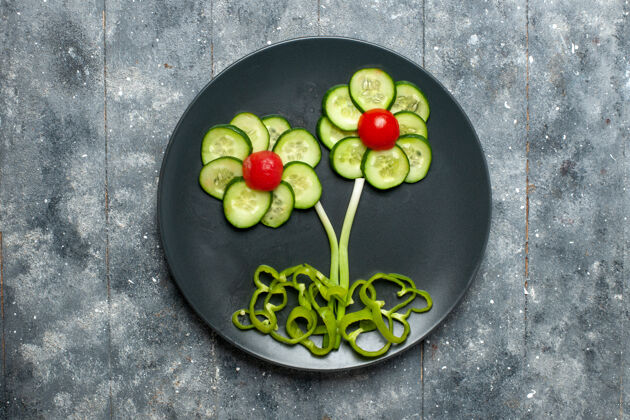 食品顶视图新鲜黄瓜花设计沙拉灰色空间花卉甜点饮食
