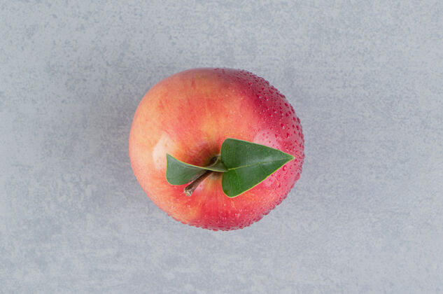 叶大理石上只有一个红苹果营养美味水果