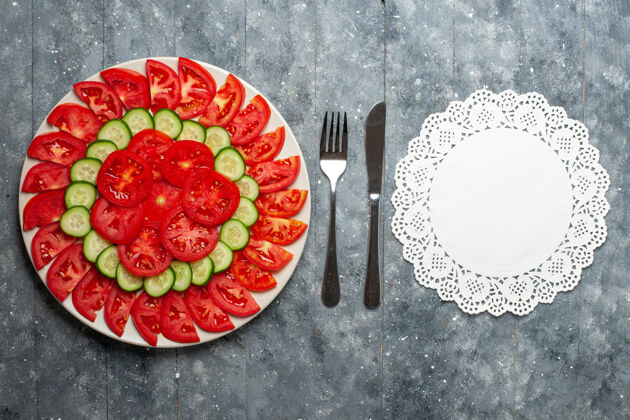食物顶视图新鲜的红色西红柿切片新鲜沙拉在灰色的办公桌上菜肴浆果蔬菜