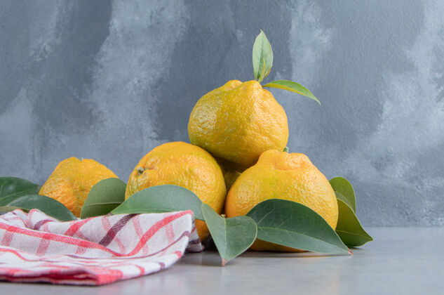 配料橘子堆在大理石上的毛巾上柑橘新鲜营养