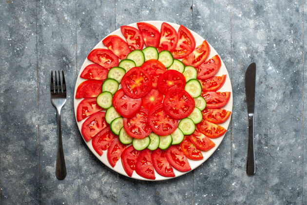 西瓜顶视图新鲜的红色西红柿切片新鲜沙拉在灰色的办公桌上切片膳食番茄