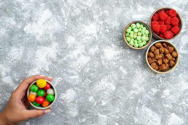 封面俯视不同的糖果与坚果上的空白顶部健康球