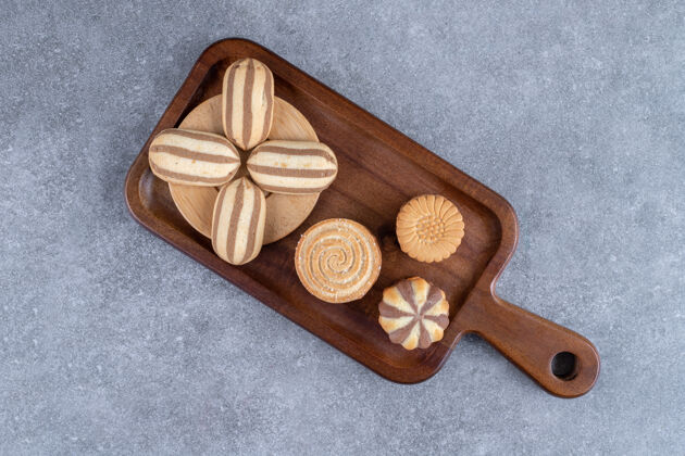 糕点一块木板和各种饼干捆在一起牙刷风味甜点