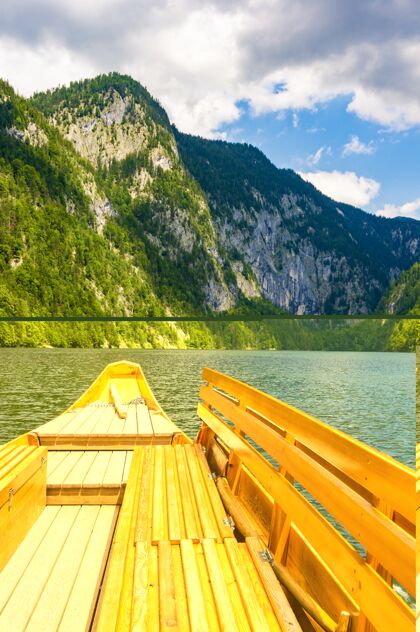 景观在一个温暖 阳光明媚的下午 奥地利托普利茨纽豪斯湖的迷人垂直镜头高山乡村船