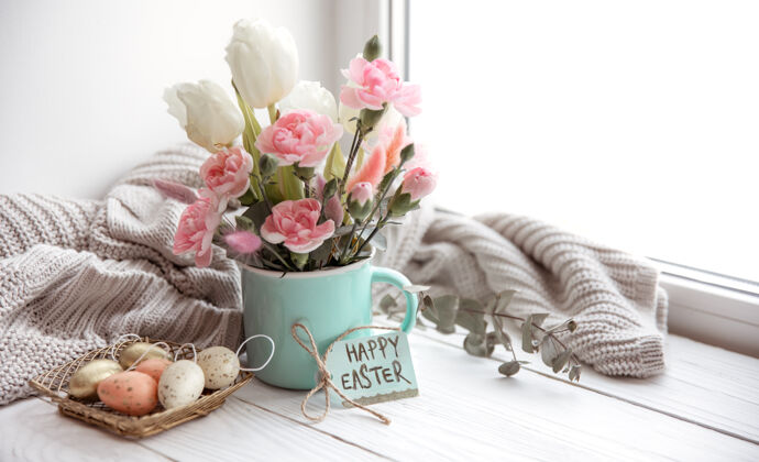 祝福花瓶里有春天的鲜花 彩蛋 复活节快乐贺卡和针织元素的静物画花束温馨鲜花