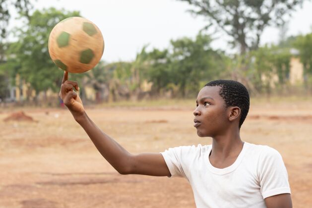 孩子一个拿着足球的非洲小孩足球玩非洲