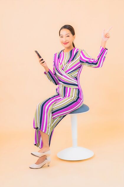 通讯肖像美丽的亚洲年轻女子用智能手机上色电话科技信息