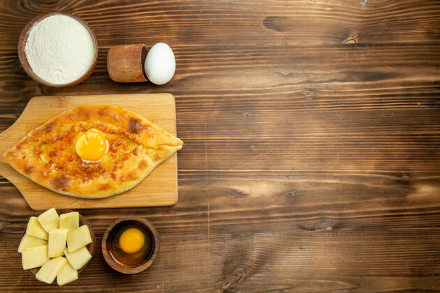 馒头俯瞰美味的鸡蛋面包烤在棕色木桌上面包包烤早餐鸡蛋生的晚餐美食