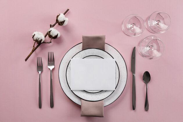 排列餐桌礼仪与粉红色背景平放水平粉色背景俯视图