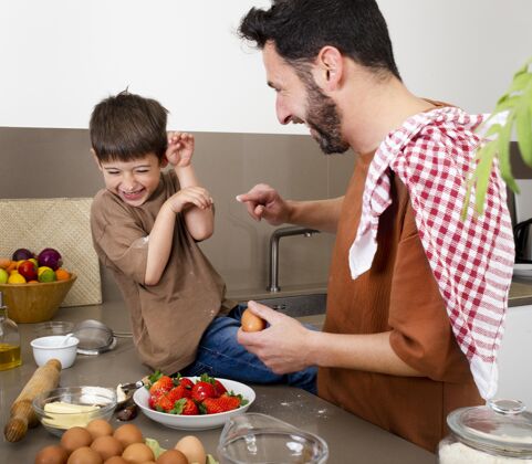 中镜头中等身材的父亲和男孩一起做饭家庭美食食谱