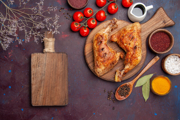 食物俯瞰美味的炸鸡与调味品和蔬菜在深紫色的空间顶部美味午餐