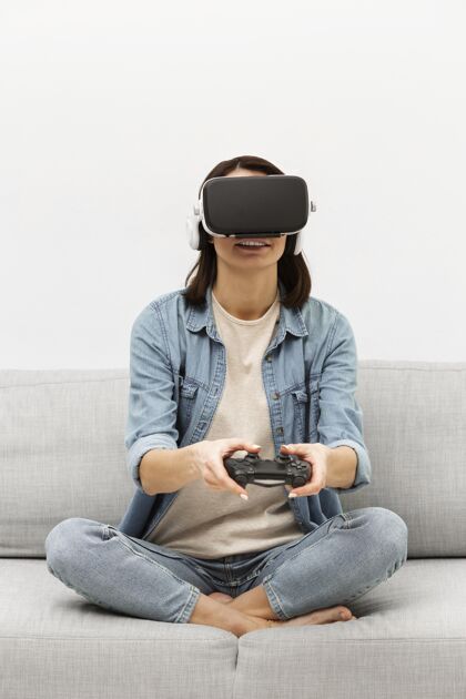 技术戴着虚拟现实耳机的女性肖像？玩设备虚拟现实眼镜虚拟现实