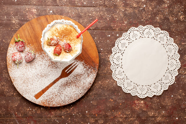 碗俯瞰美味的草莓甜点在棕色的木桌上水果木头甜点