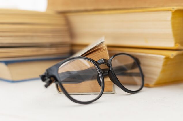 信息带眼镜的书分类知识横向