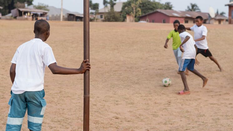 足球比赛孩子们在踢足球孩子足球非洲