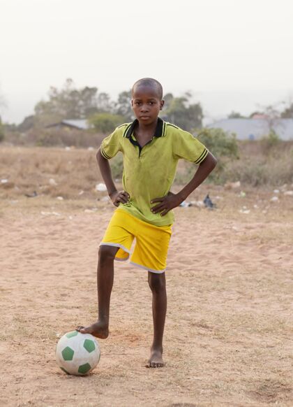 足球比赛一个拿着足球的非洲小孩足球非洲孩子