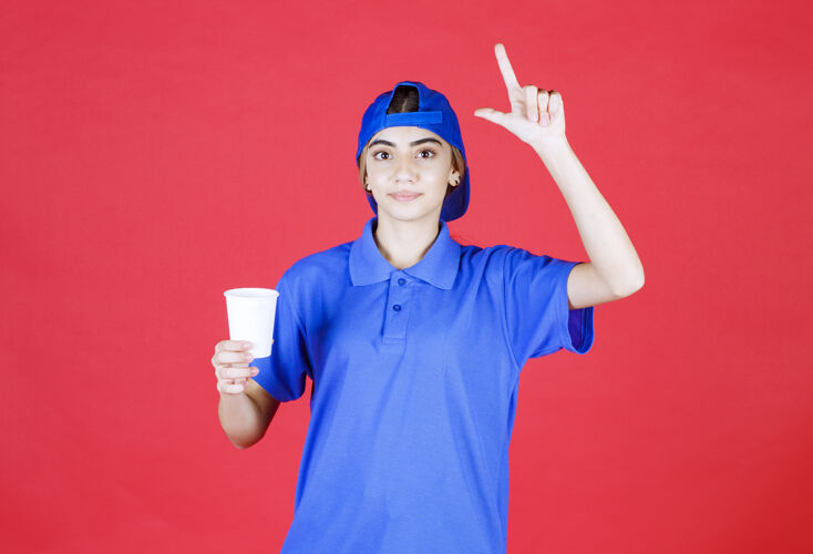 员工穿着蓝色制服的女服务人员拿着一杯一次性饮料 有个好主意塑料新服装
