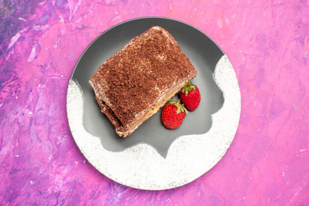 面包粉红色表面上有草莓的美味甜面包卷俯视图饼干草莓小吃