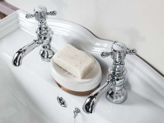 金属新的和现代的钢水龙头与陶瓷水槽在浴室水龙头浴室卫生