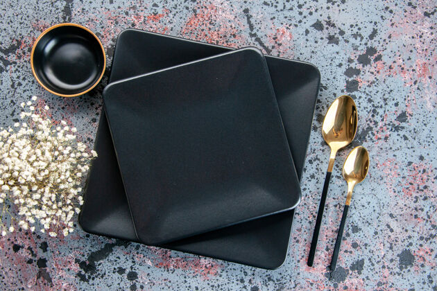 钱包顶视图深色盘子 浅色背景上有金色勺子餐具餐桌颜色阴影晚餐服务餐厅服务皮革灯光