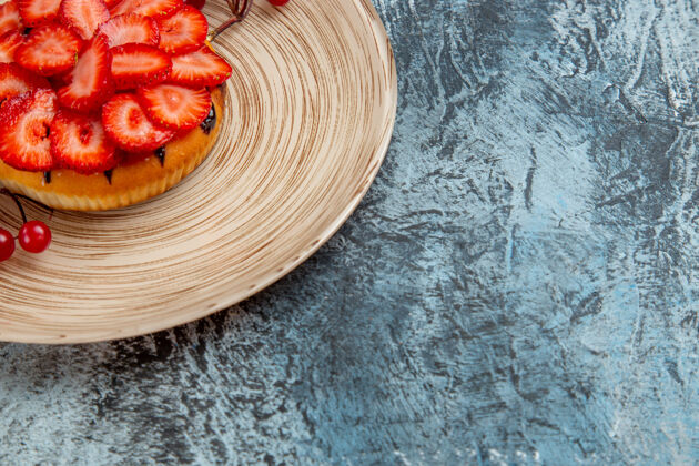 放松正面是美味的草莓蛋糕和红色浆果在黑暗的表面甜点配料健康