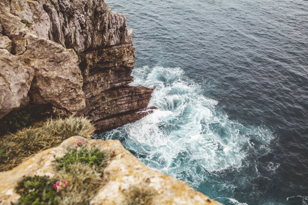 表面蓝色海洋和海岸的高角度拍摄新鲜悬崖环境