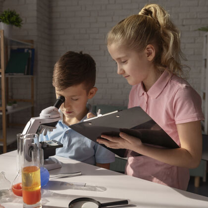 教育拿着显微镜的中镜头小孩科学中景学习