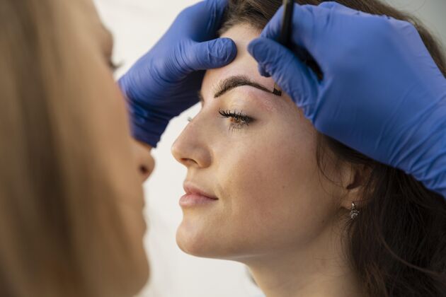 治疗做眉毛护理的女人女人客户过程