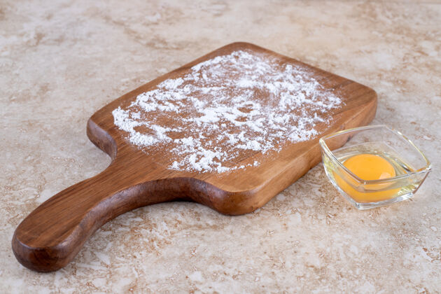 好吃的一块用面粉和生蛋黄做成的木板玻璃面粉生的