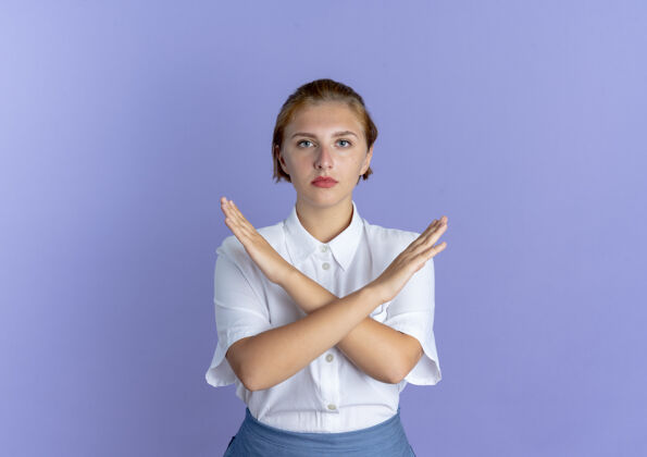 手势年轻自信的俄罗斯金发女孩交叉双臂 在紫色背景上用复制空间表示不孤立年轻自信俄罗斯
