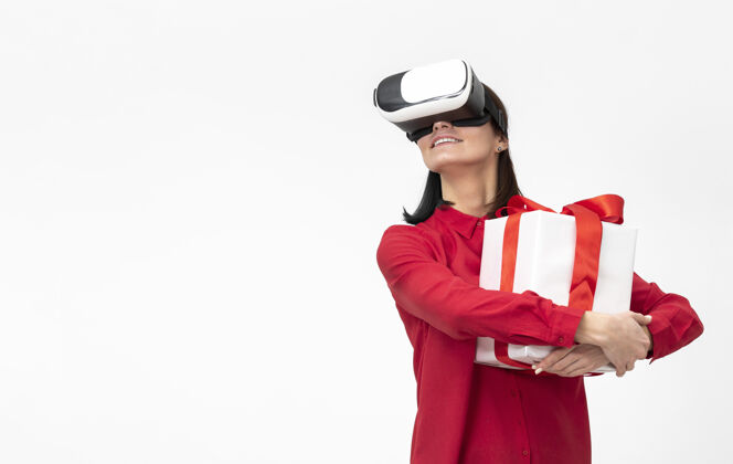 技术戴着虚拟现实耳机拿着礼品盒的女人女人女人模拟
