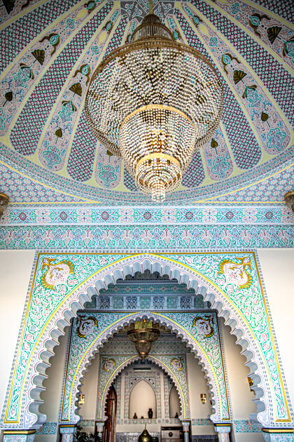 陶瓷室内是传统的伊斯兰风格与一个大吊灯和许多细节和装饰品传统寺庙吊灯