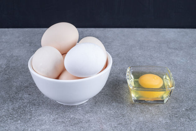 养殖在白色盘子里放上新鲜的生鸡蛋鸡蛋烤肉有机