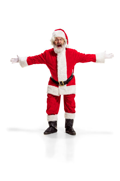 传统的嗨 你好霍莉·乔利x马斯喜庆的诺埃尔一身滑稽快乐的圣诞老人 戴着头饰 服装 黑腰带 白手套 在白色背景下站在工作室里挥手致意麻袋胡子男性