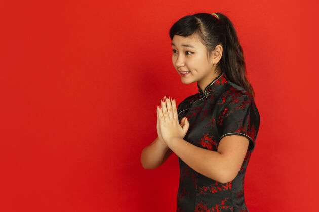 旗袍手势 感谢在身边2020年中国新年快乐红色背景上的亚洲少女肖像穿着传统服装的女模特看起来很快乐庆祝 人类情感复制空间旗袍微笑年轻