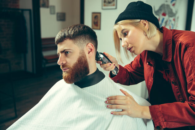 刷子客户在理发店剃须女理发师在沙龙性别平等女性在男性职业美发师女性奶油